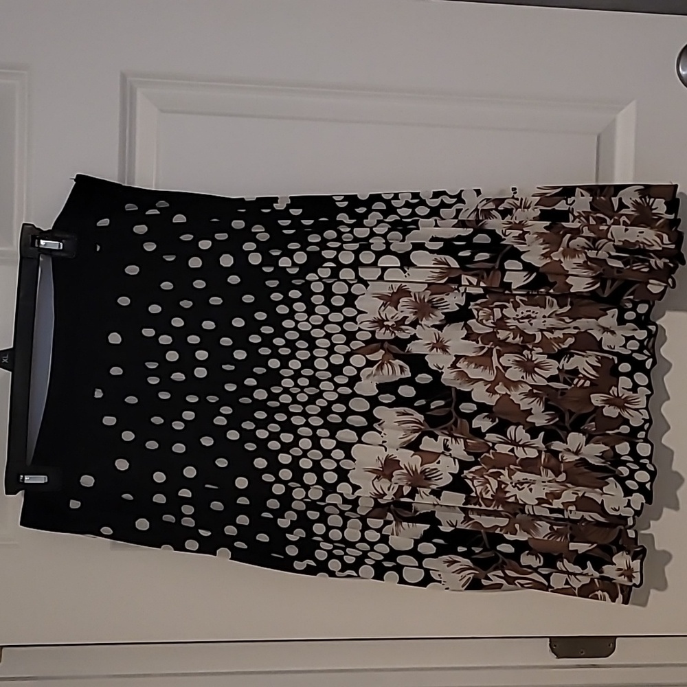 Mid length skirt, patterned